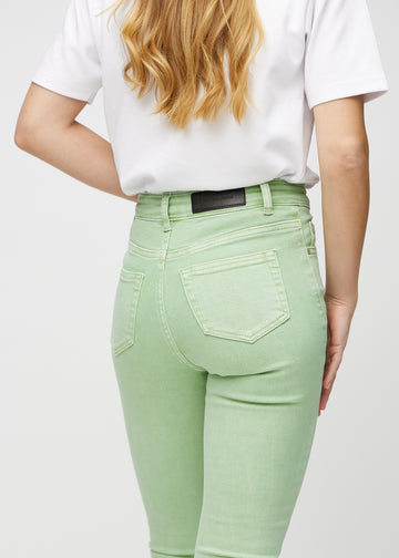 Skinny-Jeans für Damen in Hellgrün, Farbe Mints. Nahaufnahme der Rückseite an einem Model, um Details zu zeigen.