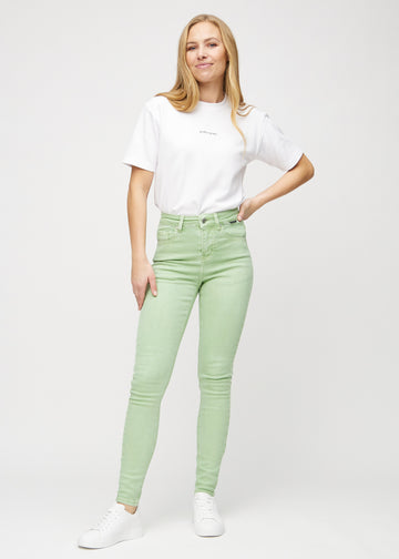 Skinny-Jeans für Damen in Hellgrün, Farbe Mints. Ganzkörperansicht eines Models in den Jeans.