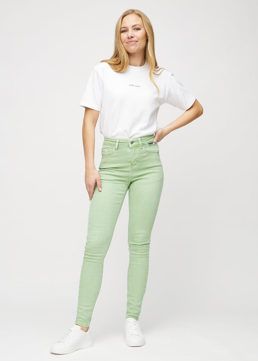Skinny-Jeans für Damen in Hellgrün, Farbe Mints. Ganzkörperansicht eines Models in den Jeans.