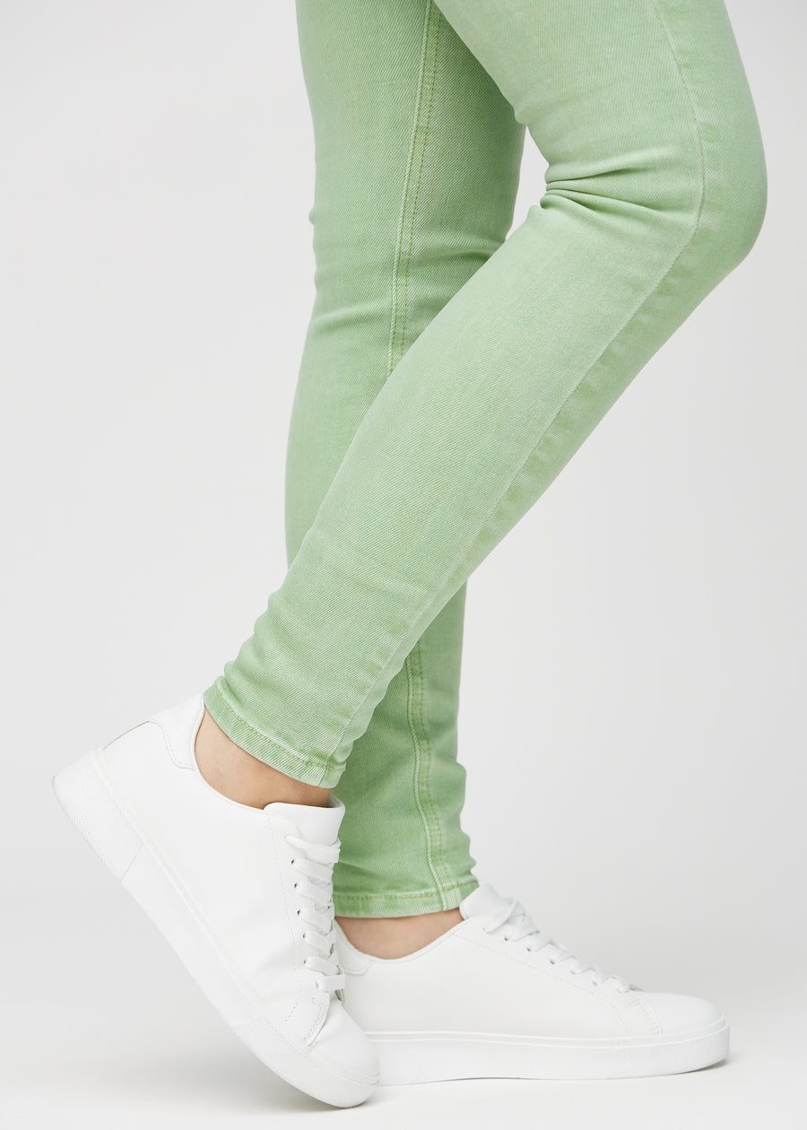 Skinny-Jeans für Damen in Hellgrün, Farbe Mints. Nahaufnahme der eng anliegenden Beinabschlüsse am Knöchel eines Models.
