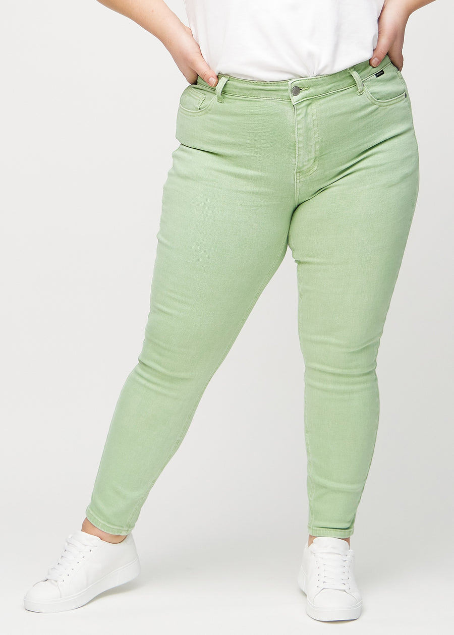 Skinny-Jeans für Damen in Hellgrün, Farbe Mints. Vorderansicht an einem Plus-Size-Model, mit eng anliegenden Beinen.