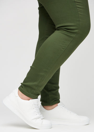 Die Knöchel eines Plus-Size-Models, damit man sehen kann, wie locker oder eng die Jeans sitzen.