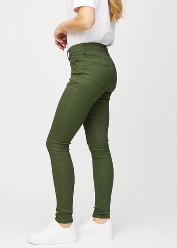Dunkelgrüne skinny jeans von der Seite am Model gesehen.