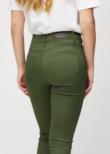 Dunkelgrüne skinny jeans von hinten aus der Nähe gesehen, um Details zu zeigen.