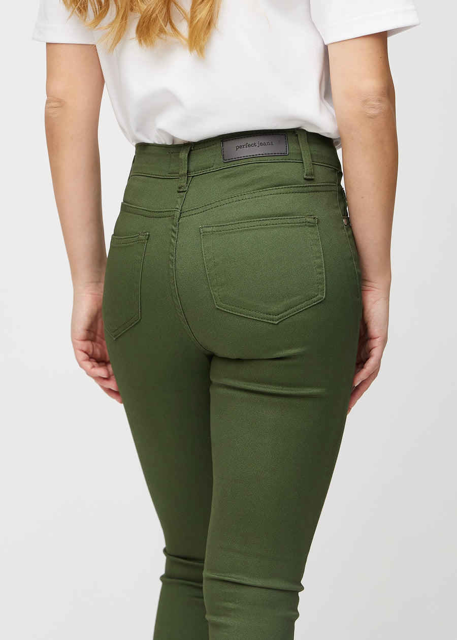 Dunkelgrüne skinny jeans von hinten aus der Nähe gesehen, um Details zu zeigen.