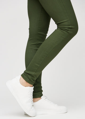 Die Knöchel eines Models, damit man sehen kann, wie locker oder eng die Jeans sitzen.