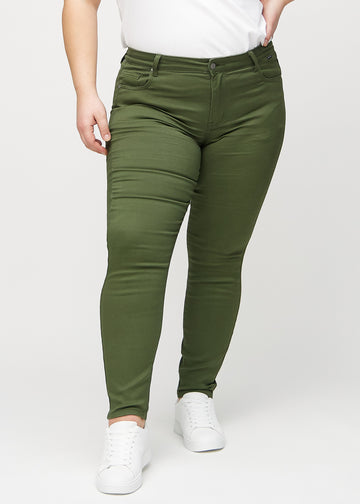 Dunkelgrüne skinny jeans, Modellname Renewals, die bei einem Plus-Size-Model eng am Bein anliegen, von vorne gesehen.