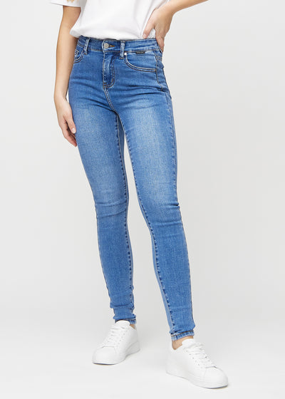 Skinny-Jeans für Damen in Blau, Farbe Rivers. Vorderansicht an einem Model, mit eng anliegenden Beinen.