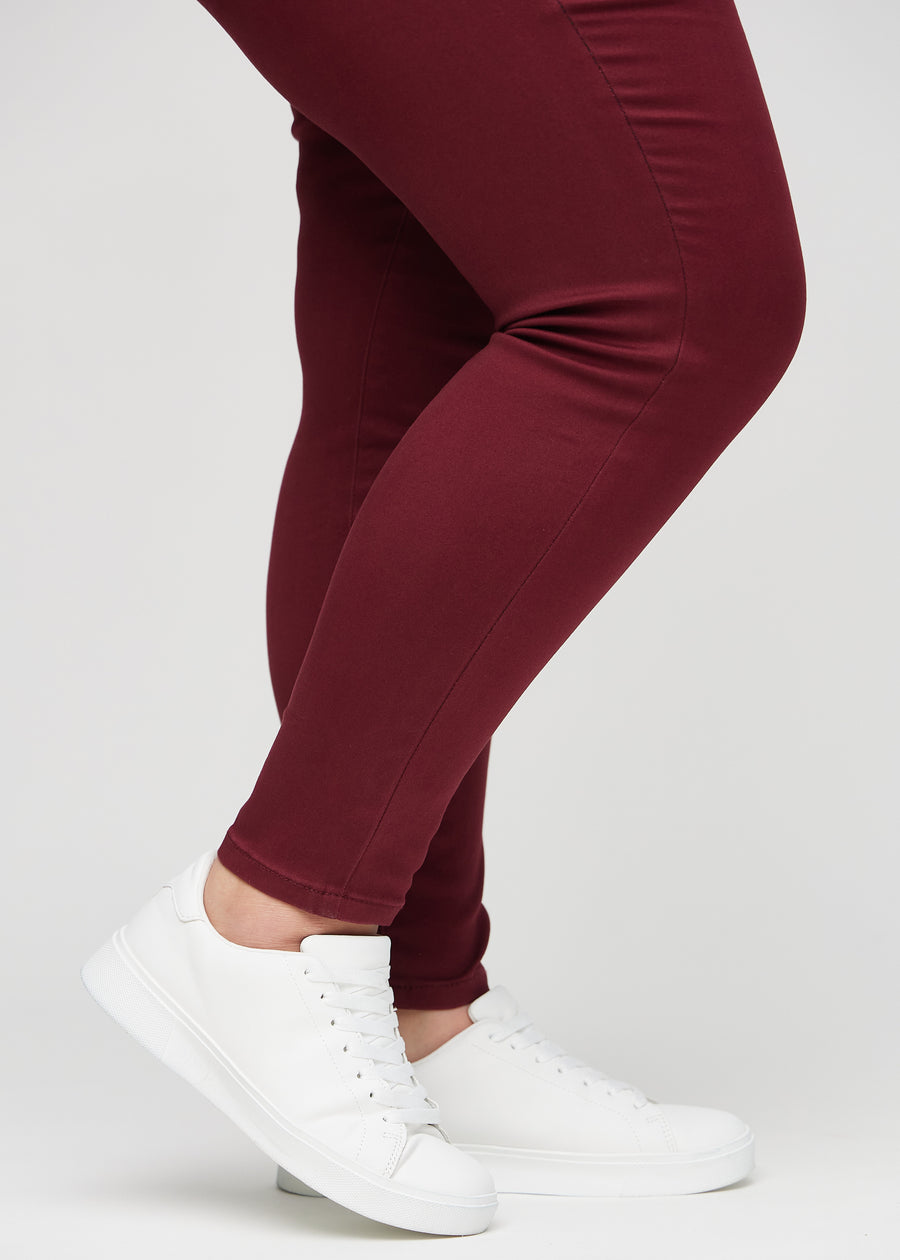 Die Knöchel eines Plus-Size-Models, sodass man sehen kann, wie eng die Jeans anliegen.
