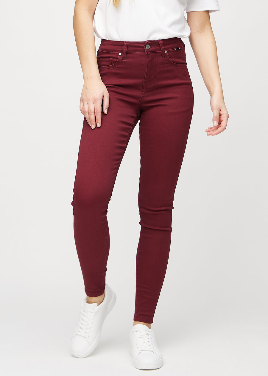 Dunkelrote skinny jeans, Modellname Santas, die eng am Bein anliegen, von vorne gesehen.