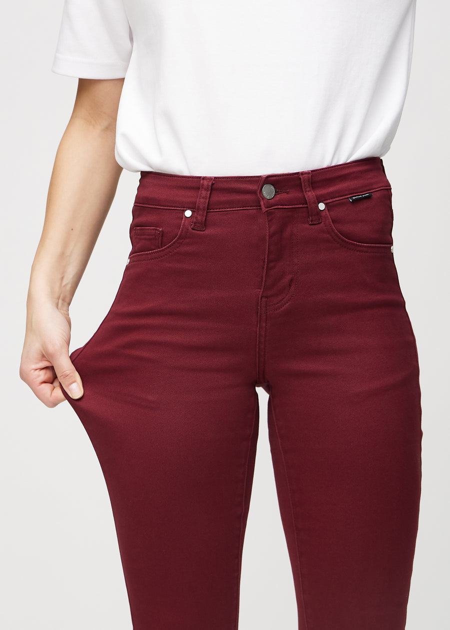 Das Model zieht die Jeans am Oberschenkel auseinander, um den Stretch zu zeigen.