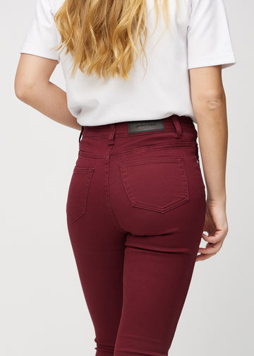 Dunkelrote skinny jeans von hinten in Nahaufnahme, um Details zu zeigen.