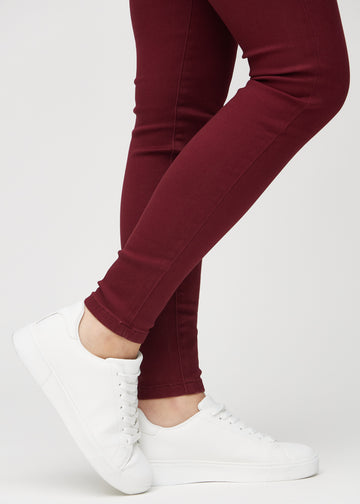 Die Knöchel eines Models, sodass man sehen kann, wie eng die Jeans anliegen.