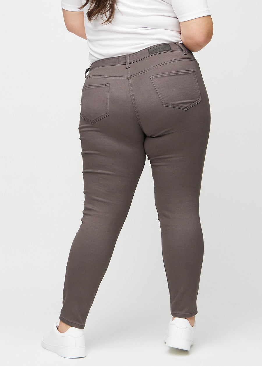 Skinny-Jeans für Damen in Graubraun, Farbe Thunders. Rückansicht an einem Plus-Size-Model mit der gesamten Passform.