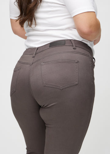 Skinny-Jeans für Damen in Graubraun, Farbe Thunders. Nahaufnahme der Rückseite an einem Plus-Size-Model, um Details zu zeigen.