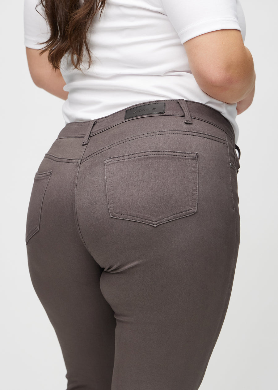 Skinny-Jeans für Damen in Graubraun, Farbe Thunders. Nahaufnahme der Rückseite an einem Plus-Size-Model, um Details zu zeigen.