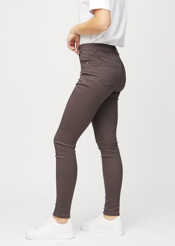 Skinny-Jeans für Damen in Graubraun, Farbe Thunders. Seitenansicht an einem Model.