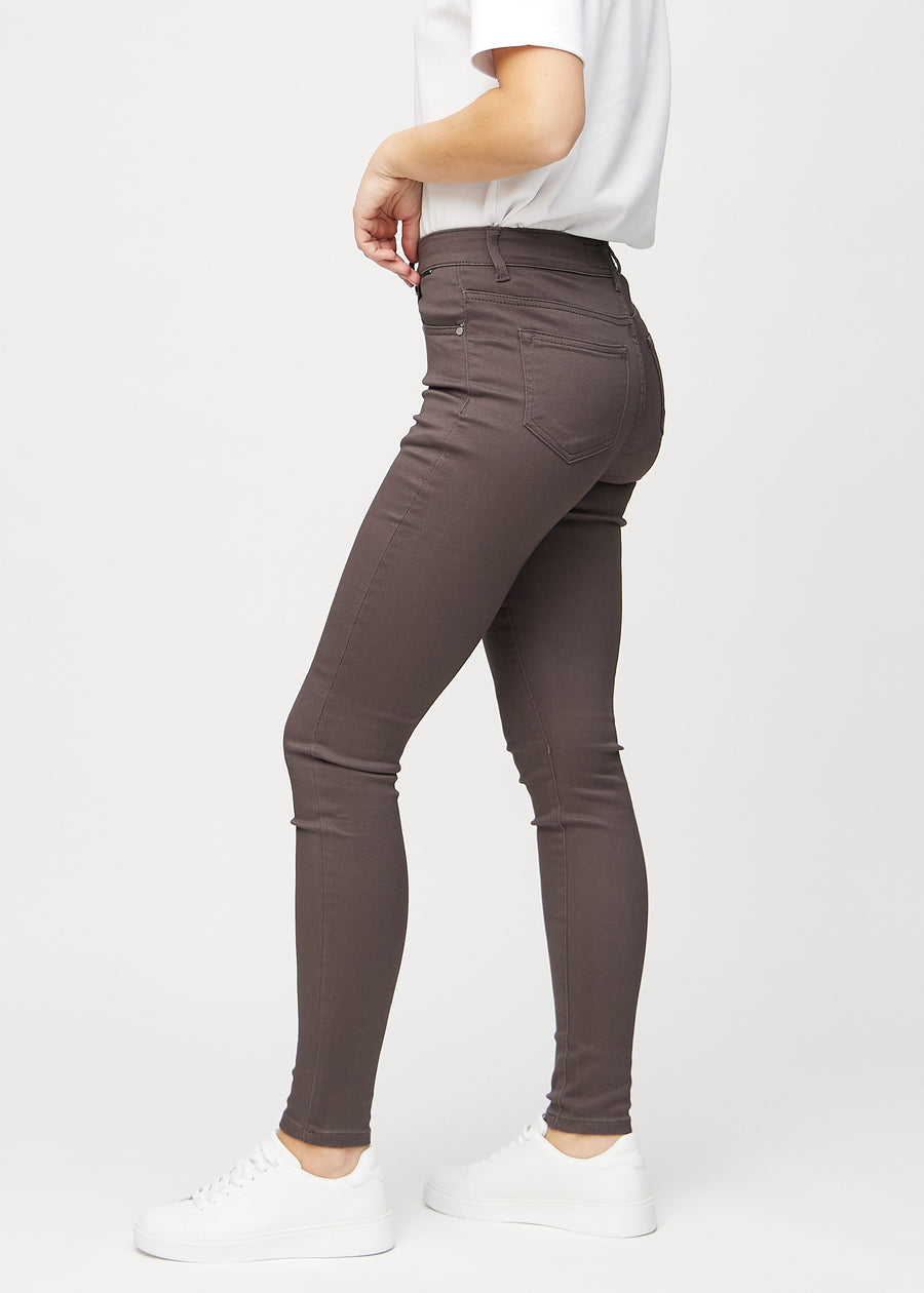 Skinny-Jeans für Damen in Graubraun, Farbe Thunders. Seitenansicht an einem Model.