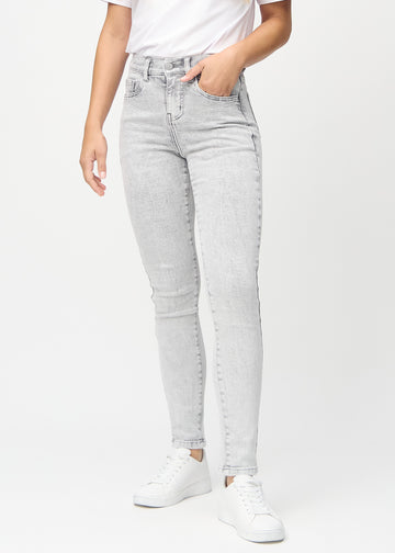 Hellgrauer Denim slim jeans, Modellname Ashes, der eng am Bein anliegt, jedoch am Knöchel etwas lockerer sitzt, von vorne gesehen.
