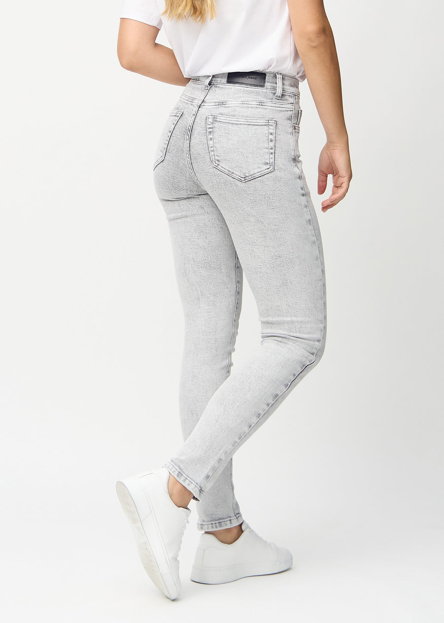 Hellgrauer Denim slim jeans von hinten gesehen, damit man das gesamte Produkt sehen kann.