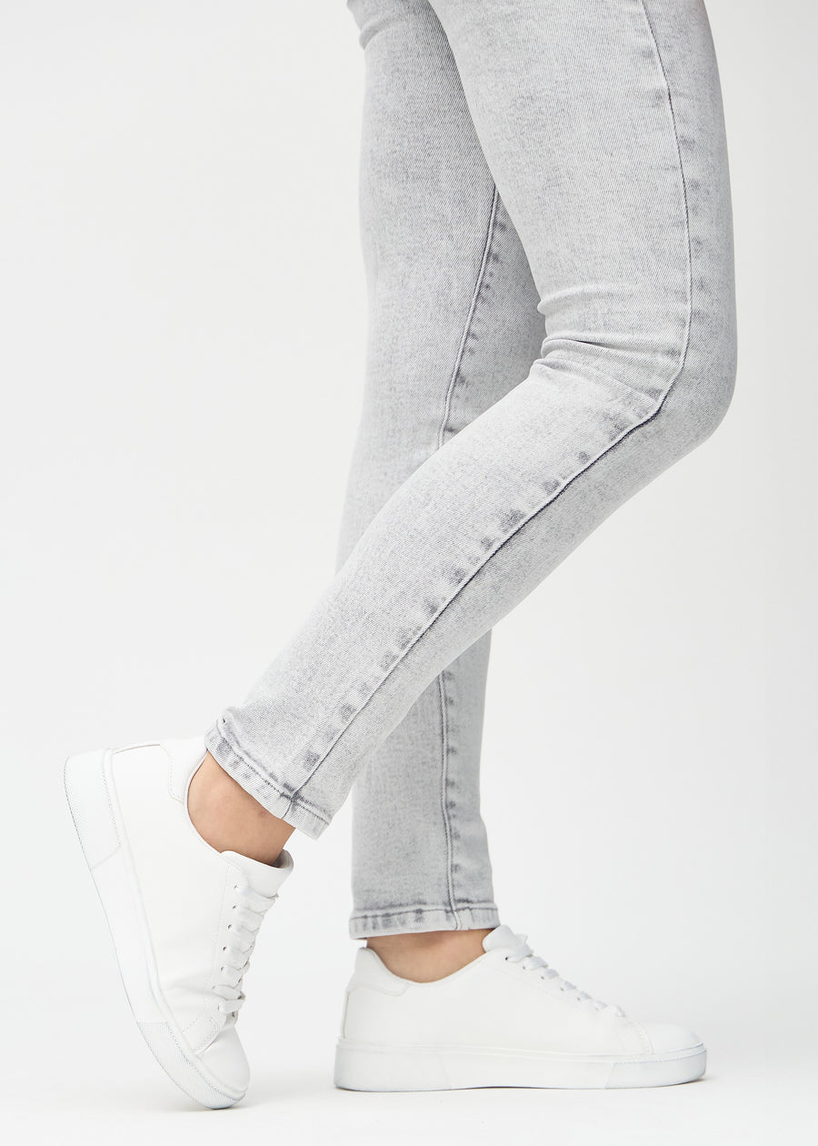 Die Knöchel eines Models, damit man sehen kann, wie eng die Jeans sitzt.