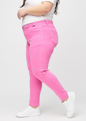 Hellrosa slim jeans seitlich an einem Plus-Size-Model gezeigt.