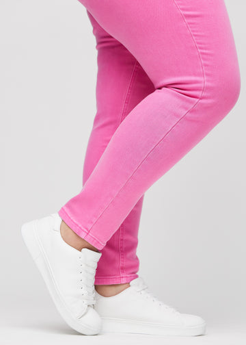 Die Knöchel eines Plus-Size-Models, damit man sehen kann, wie eng die Jeans sitzt.