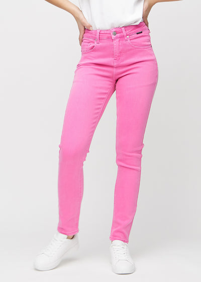 Hellrosa slim jeans, Modellname Flamingos, die eng am Bein sitzt, jedoch am Knöchel etwas lockerer, von vorne gesehen.