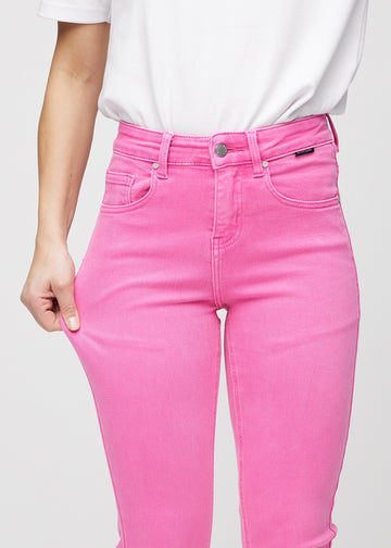 Das Model zieht die Jeans am Oberschenkel auseinander, um den Stretch zu zeigen.