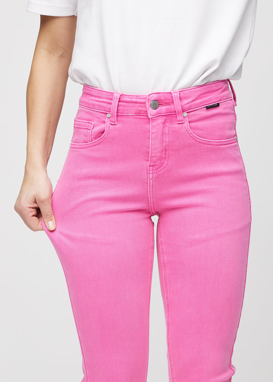 Das Model zieht die Jeans am Oberschenkel auseinander, um den Stretch zu zeigen.
