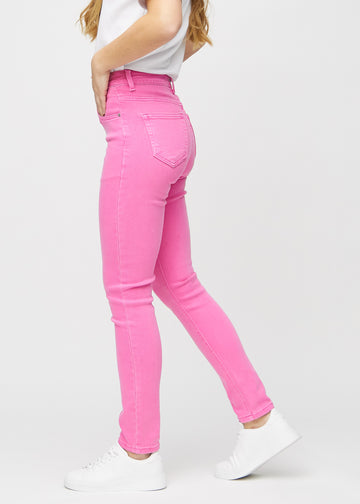 Hellrosa slim jeans seitlich am Model gezeigt.