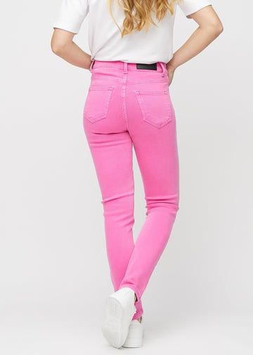 Hellrosa slim jeans von hinten gesehen, damit man das gesamte Produkt sehen kann.