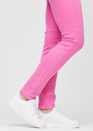 Die Knöchel eines Models, damit man sehen kann, wie eng die Jeans sitzt.