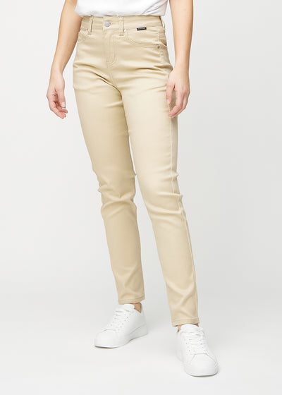 Beige slim jeans, Modellname Gazelles, die eng am Bein sitzt, jedoch am Knöchel etwas lockerer, von vorne gesehen.