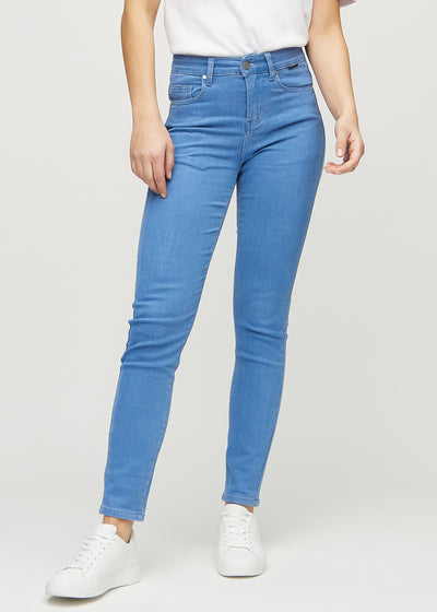 Blaue slim jeans, Modellname Geraniums, die eng am Bein sitzen, an den Knöcheln jedoch etwas lockerer, von vorne gesehen.