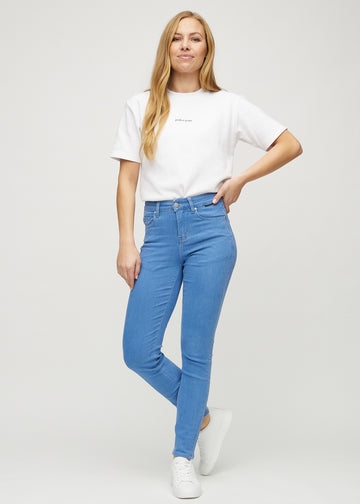 Slim-Jeans für Damen in Blau, Farbe Geraniums. Ganzkörperansicht eines Models in den Jeans.