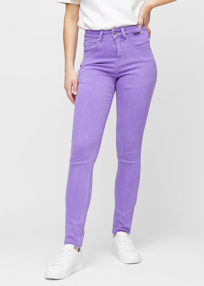 Lila slim jeans, Modellname Lavenders, die eng am Bein anliegt, jedoch am Knöchel etwas lockerer sitzt, von vorne gesehen.