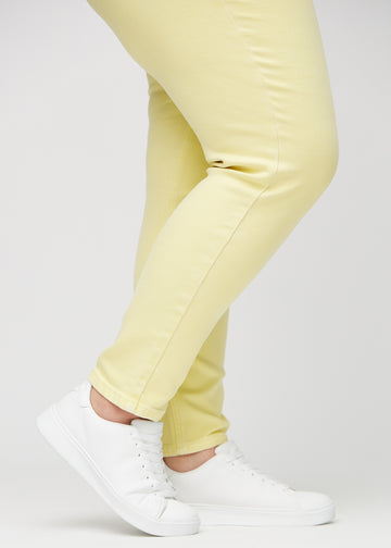 Die Knöchel eines Plus-Size-Models, damit man sehen kann, wie eng die Jeans anliegen.