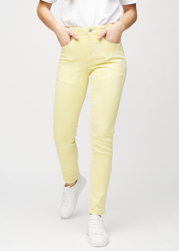 Hellgelbe slim jeans, Modellname Lemonades, die am Bein eng anliegen, jedoch am Knöchel etwas lockerer sind, von vorne gesehen.