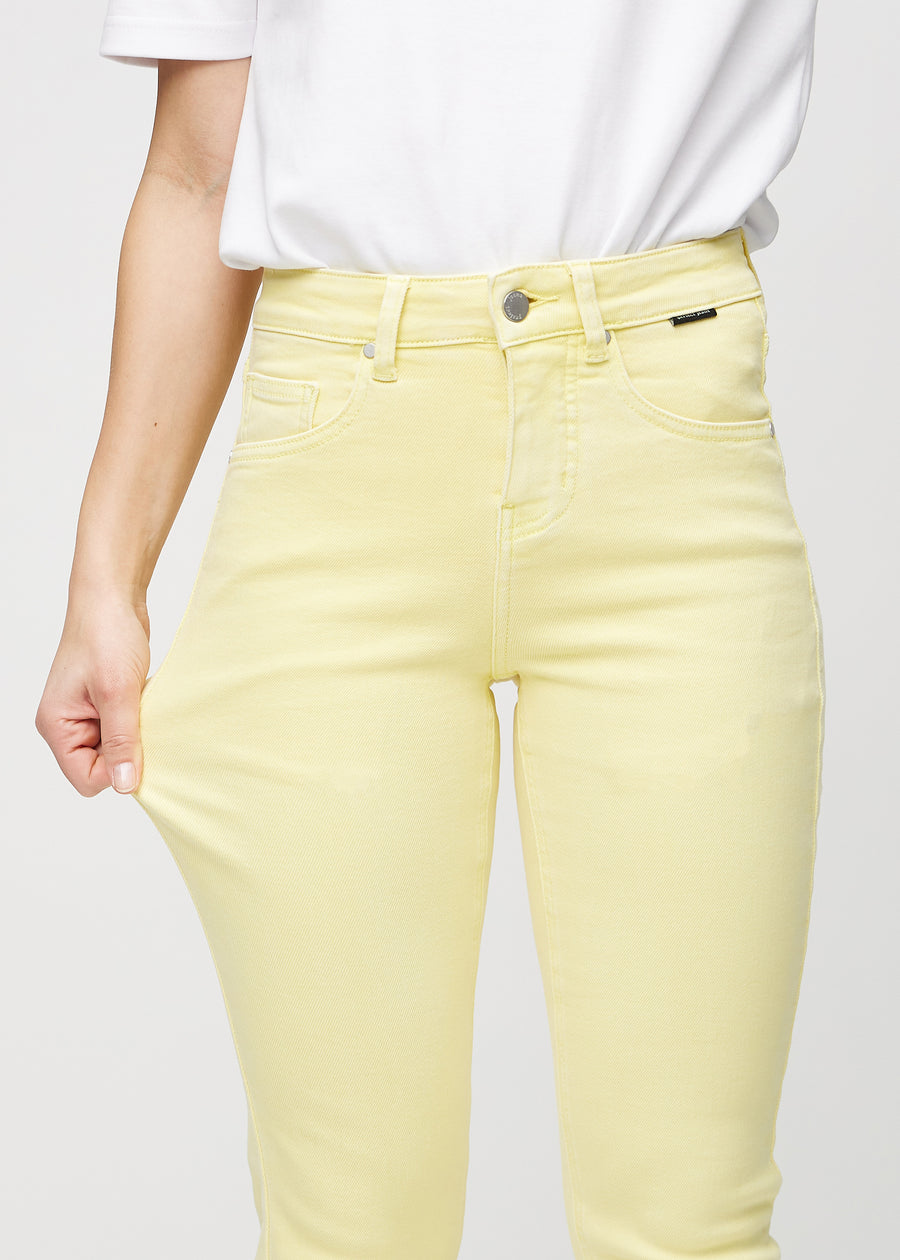 Das Model zieht die Jeans am Oberschenkel auseinander, um den Stretch zu zeigen.