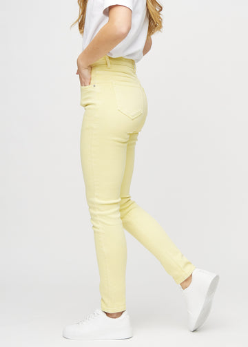 Hellgelbe slim jeans an einem Model von der Seite gesehen.