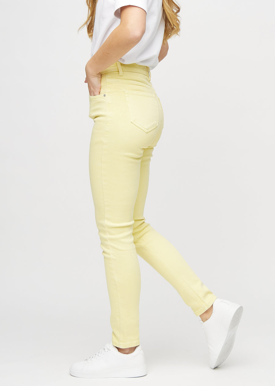 Hellgelbe slim jeans an einem Model von der Seite gesehen.