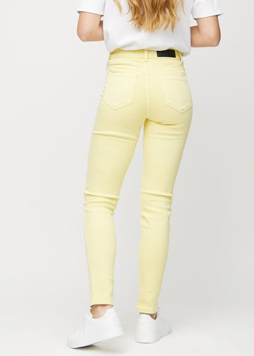 Hellgelbe slim jeans von hinten gesehen, damit man das gesamte Produkt sehen kann.