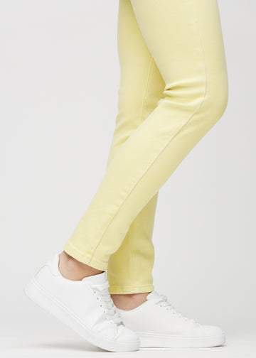 Die Knöchel eines Models, damit man sehen kann, wie eng die Jeans anliegen.