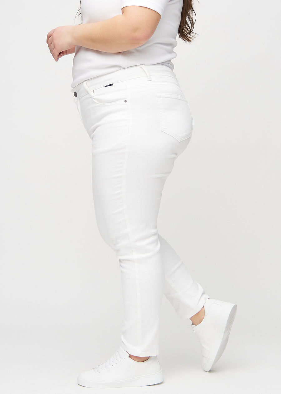 Weiße slim jeans von der Seite an einem Plus-Size-Model gesehen.