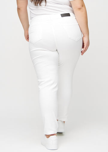Weiße slim jeans von hinten an einem Plus-Size-Model gesehen, damit man das gesamte Produkt sehen kann.