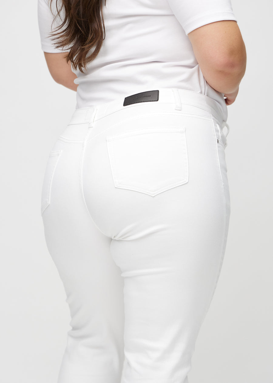 Weiße slim jeans von hinten in Nahaufnahme an einem Plus-Size-Model, um Details zu zeigen.
