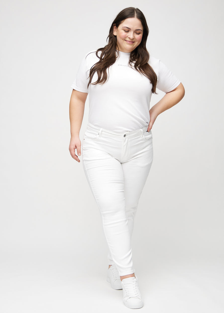 Ganzkörperbild eines Plus-Size-Models in weißen slim jeans.
