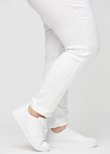 Die Knöchel eines Plus-Size-Models, damit man sehen kann, wie eng die Jeans sitzen.