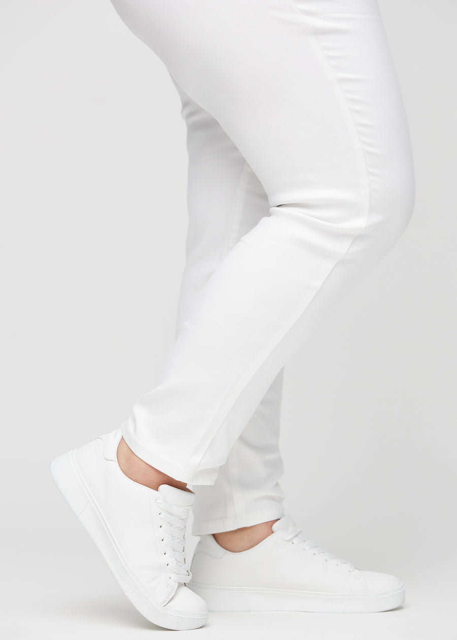 Die Knöchel eines Plus-Size-Models, damit man sehen kann, wie eng die Jeans sitzen.